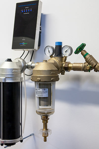 Kalkschutzgerät und Rückspülfilter für die Hauswasserleitung.