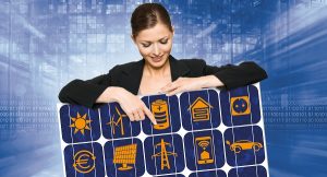 Die Dame zeigt auf das Symbol des Stromspeichers, einem wichtigen Baustein bei der Solarstromnutzung. Foto Solar Promotion GmbH
